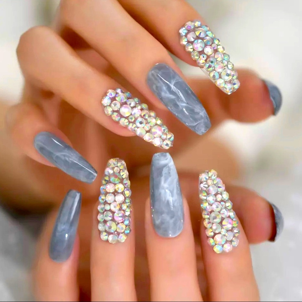 Press on nails with 4 rhinestone accent nails. 28 pieces.